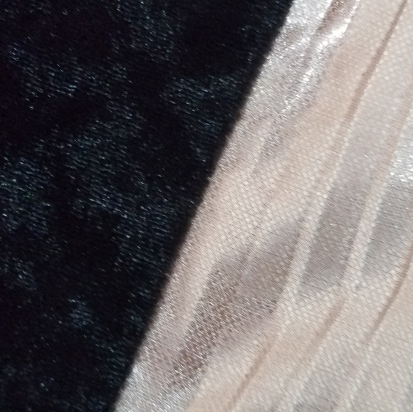 Beautiful woman's velvet top - Picture 2 of 9